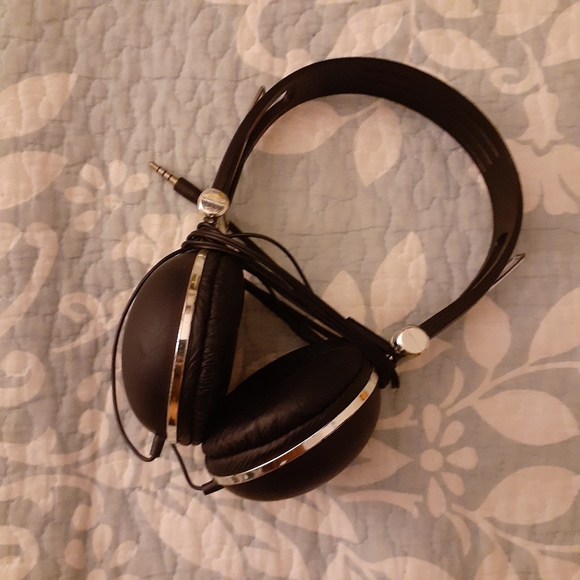 Wired Headphones - Picture 1 of 1